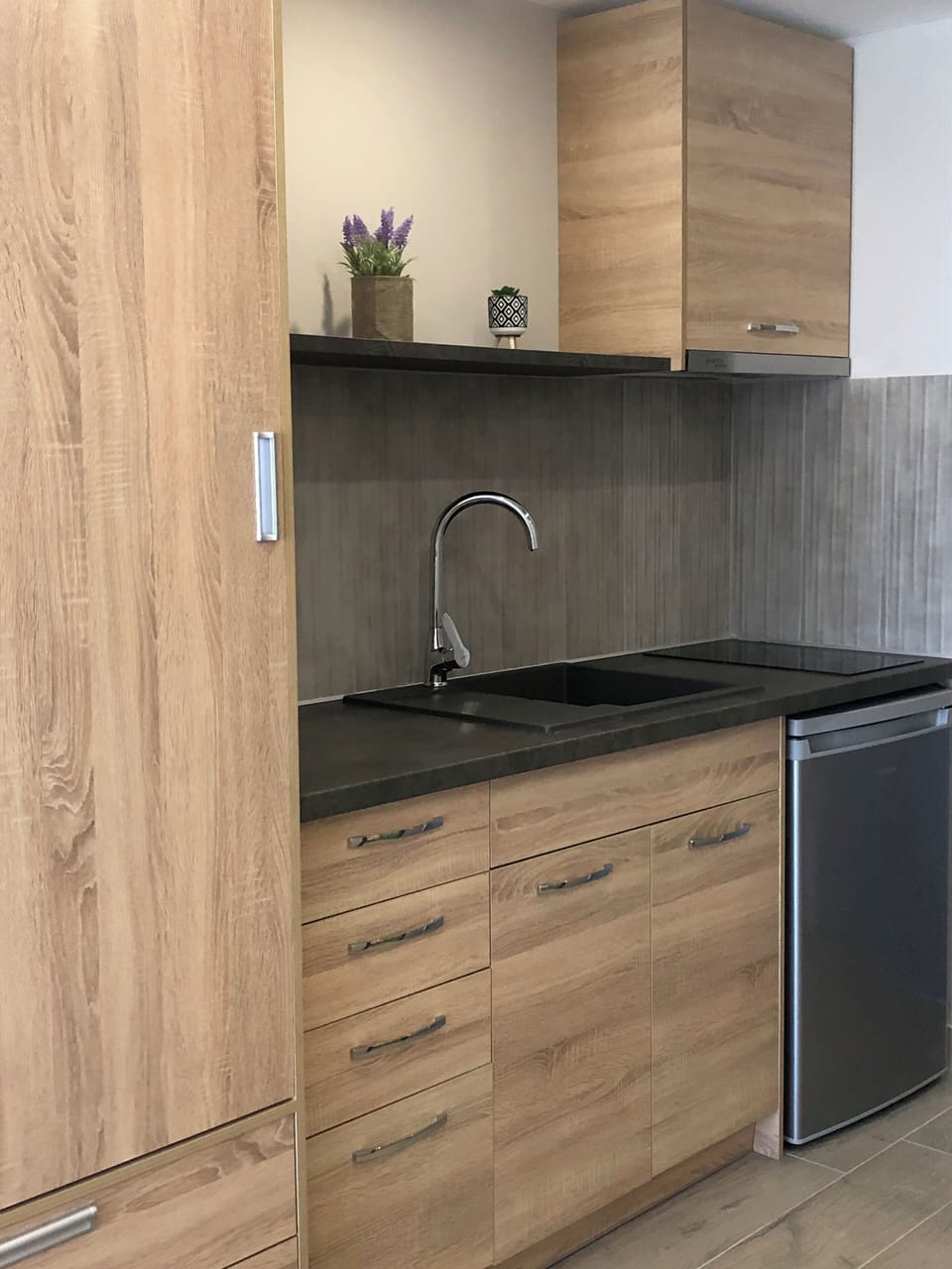 Deluxe Studio, 1 Queen Bed, Pool View | Private kitchen | Fridge, espresso maker, electric kettle, cookware/dishes/utensils