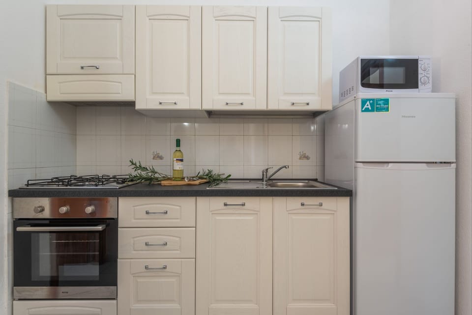Apartment, 3 Bedrooms, Balcony | Private kitchen