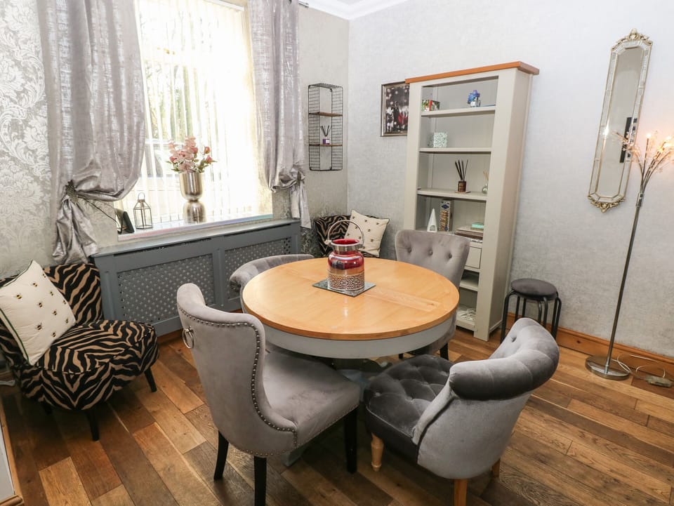 Cottage | Dining