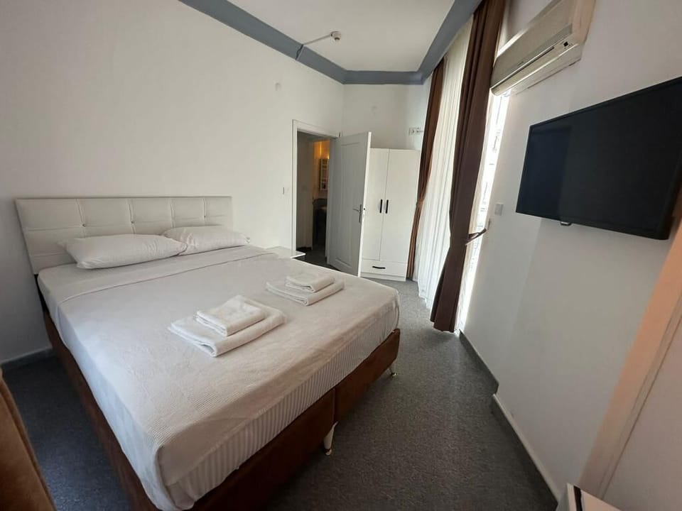 Deluxe Suite, Multiple Beds | Soundproofing, free WiFi, bed sheets