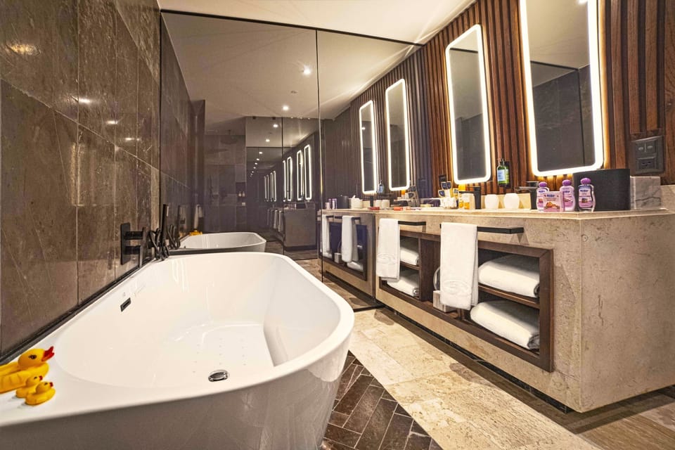 Combined shower/tub, jetted tub, rainfall showerhead, free toiletries