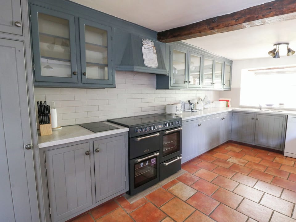 Cottage | Private kitchen | Fridge, dishwasher, electric kettle, toaster