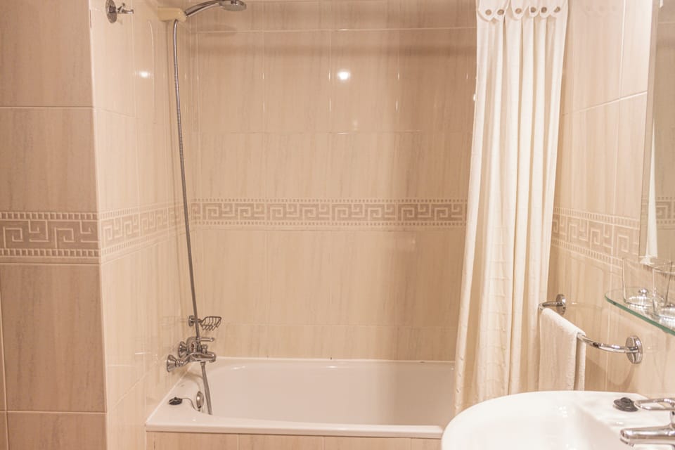 Double Room, 1 Queen Bed, Ensuite, Mountainside | Bathroom | Combined shower/tub, rainfall showerhead, free toiletries, hair dryer