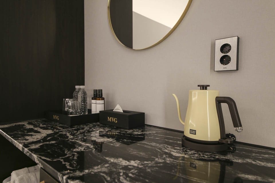 Deluxe Twin Room | Premium bedding, in-room safe, desk, laptop workspace
