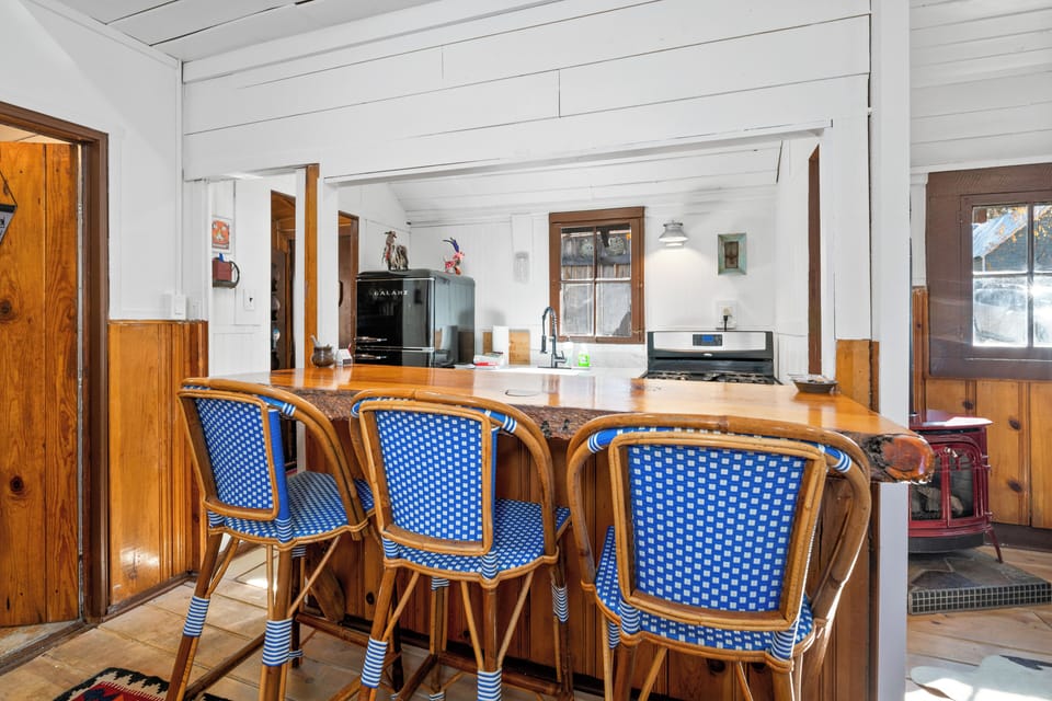 Basic Cabin | Private kitchen | Dishwasher, cookware/dishes/utensils