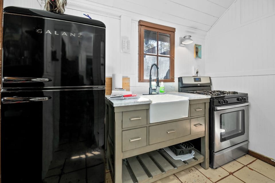 Basic Cabin | Private kitchen | Dishwasher, cookware/dishes/utensils