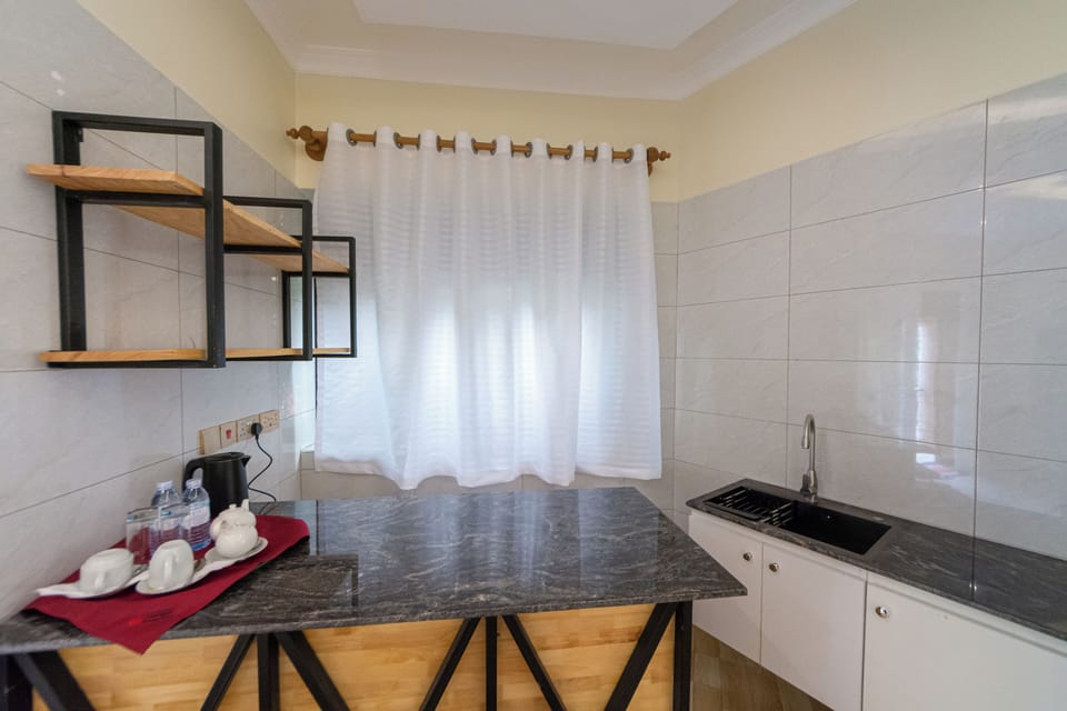 Junior Cottage | Private kitchen | Electric kettle, highchair