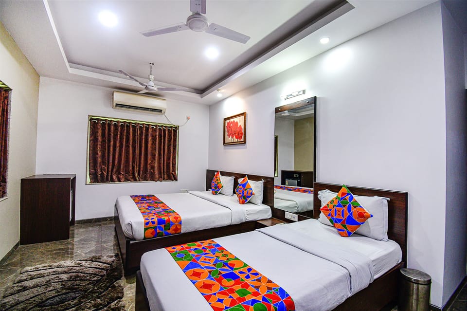Luxury Room | Egyptian cotton sheets, premium bedding, in-room safe, WiFi (free)