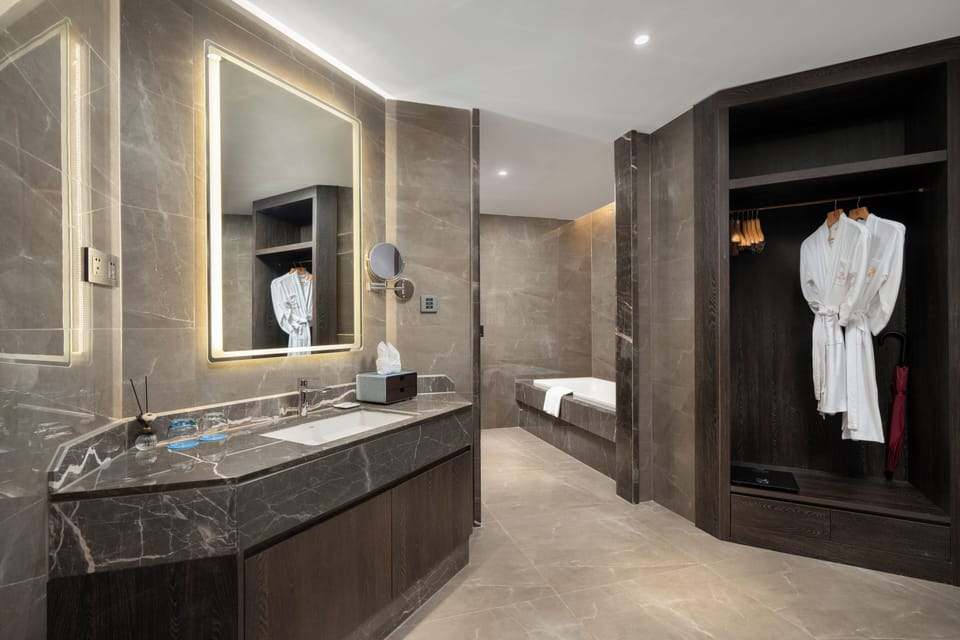 Senior Suite | Bathroom | Shower, rainfall showerhead, free toiletries, hair dryer