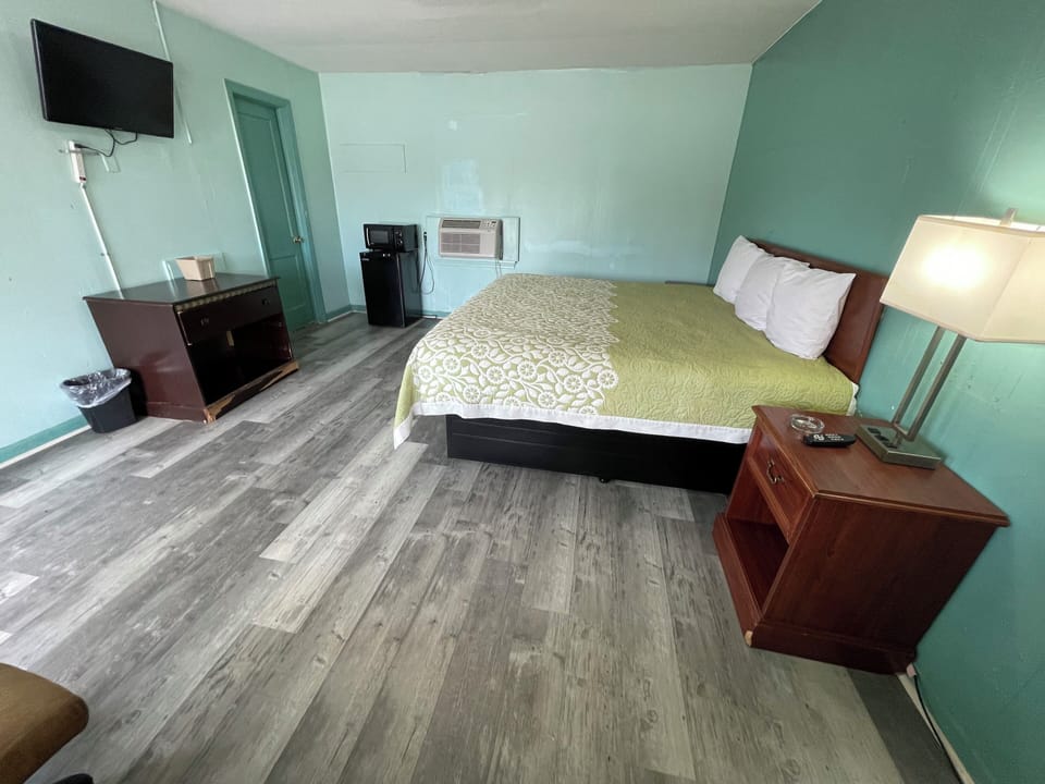 Standard Single Room, 1 King Bed, Smoking, Bathtub | Free WiFi