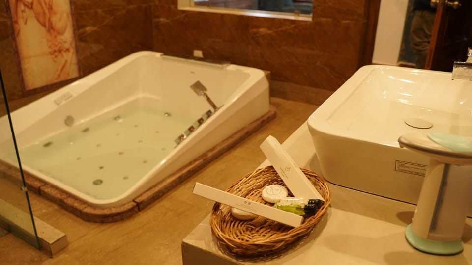 Family Suite | Bathroom | Shower, free toiletries, slippers, towels