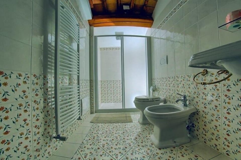 Double Room | Bathroom | Shower, free toiletries, hair dryer, bidet