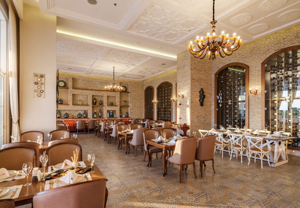 4 restaurants; breakfast, lunch, and dinner served