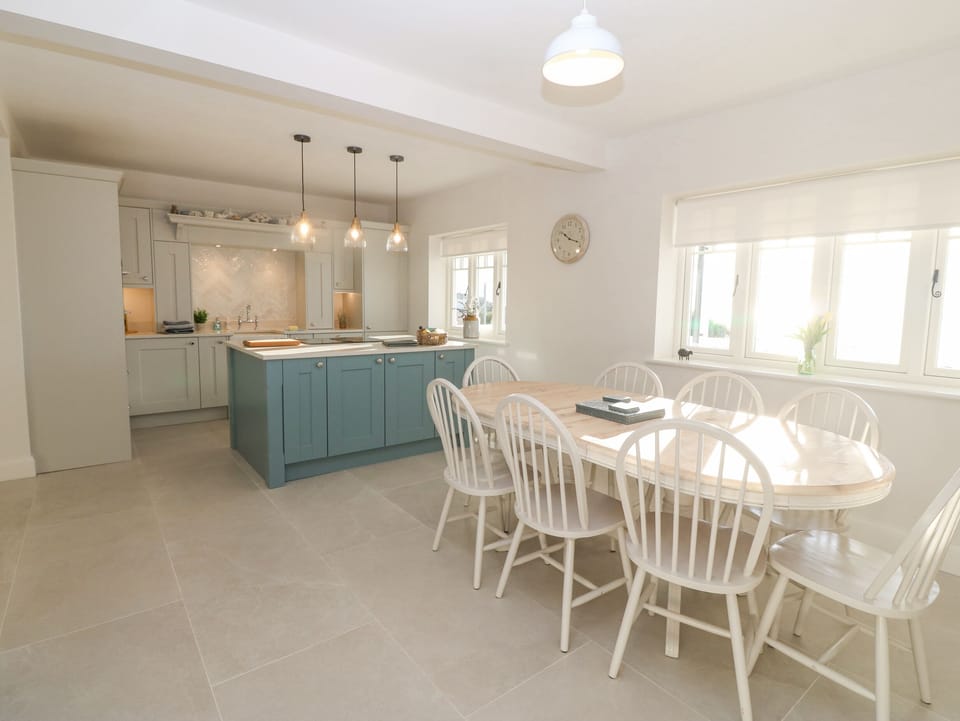Cottage | Dining