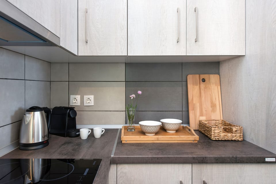 Deluxe Suite, Sea View | Private kitchen | Full-size fridge, coffee/tea maker, electric kettle, toaster