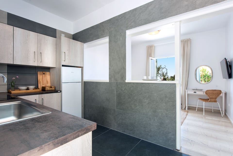 Deluxe Suite, Sea View | Private kitchen | Full-size fridge, coffee/tea maker, electric kettle, toaster