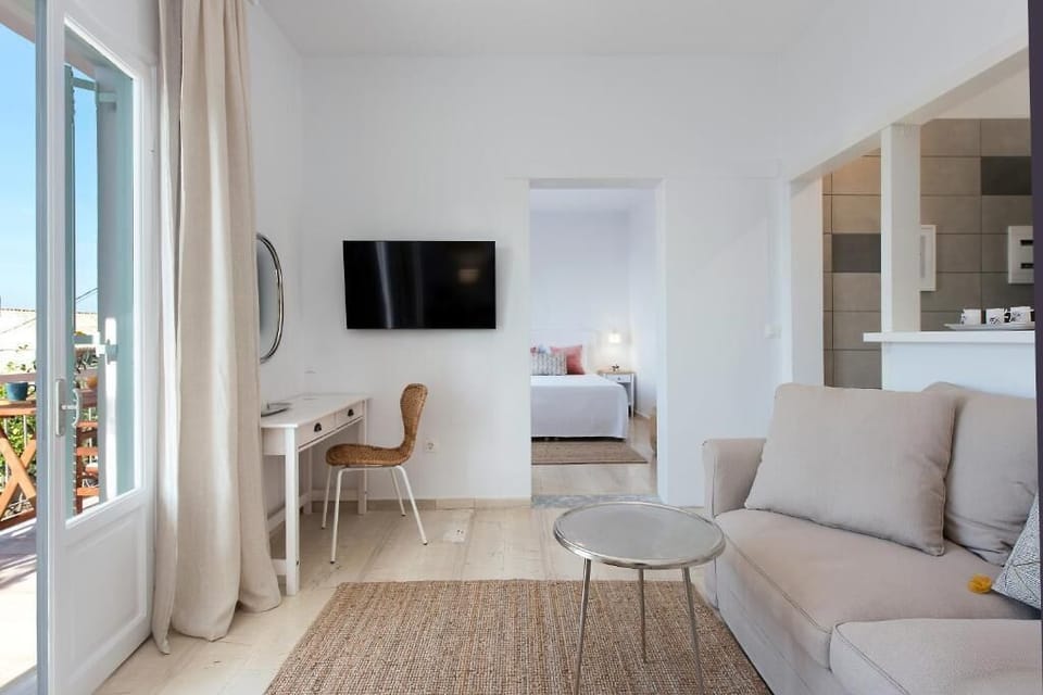 Deluxe Suite, Sea View | Living area | LCD TV