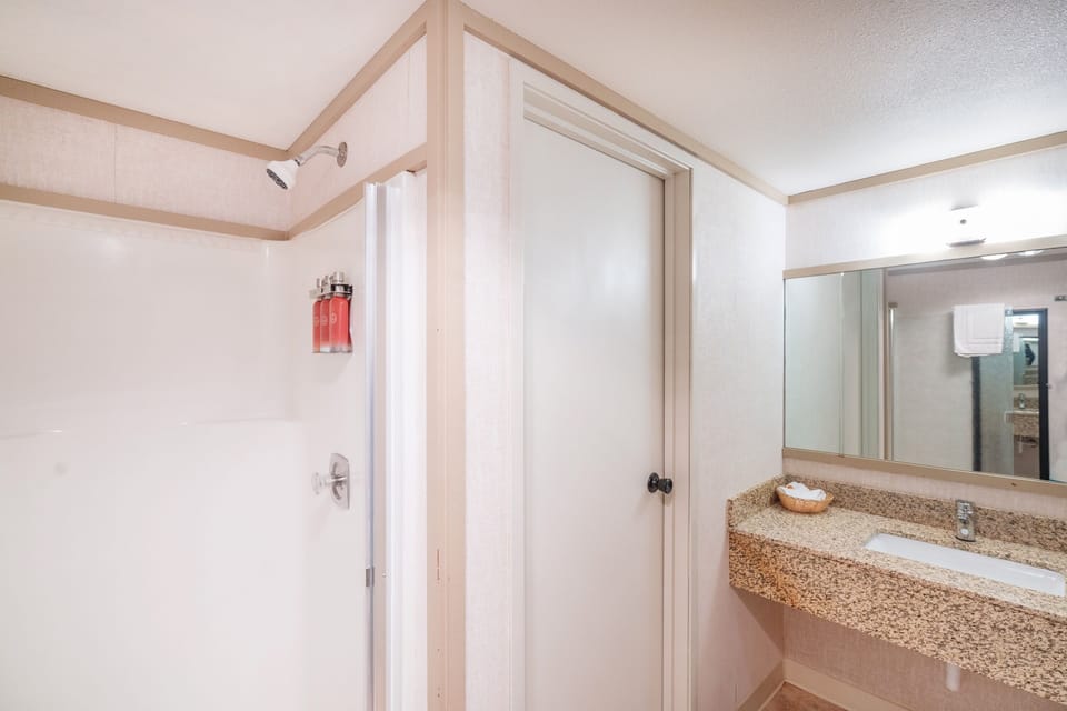 Room, 1 Bedroom | Bathroom | Towels, shampoo