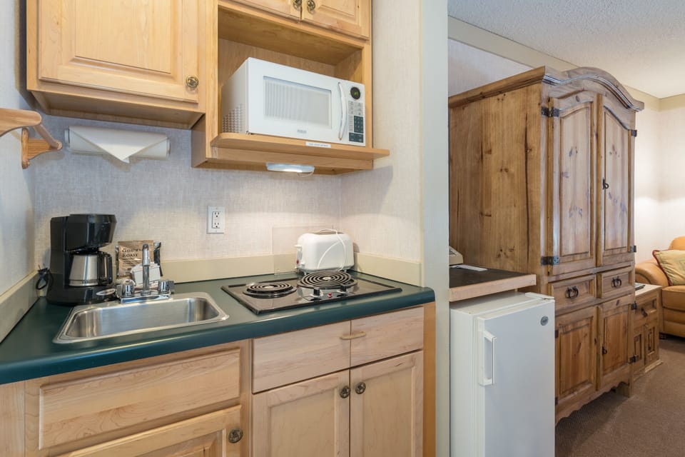 Room, 1 Bedroom | Private kitchen | Coffee/tea maker, fridge, toaster