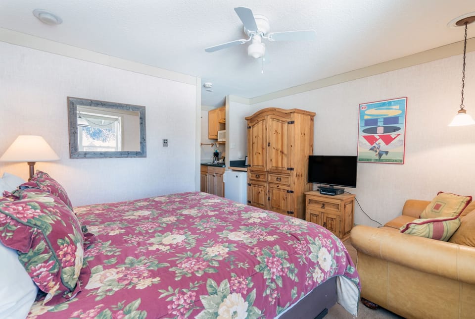 Room, 1 Bedroom | 1 bedroom, WiFi (free)