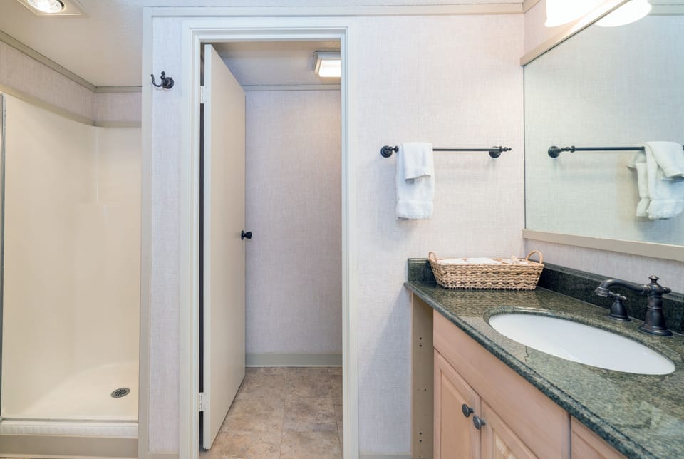 Room, 1 Bedroom | Bathroom | Towels, shampoo