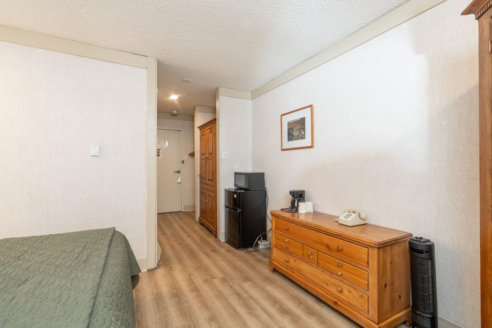 Room, 1 Bedroom | 1 bedroom, free WiFi