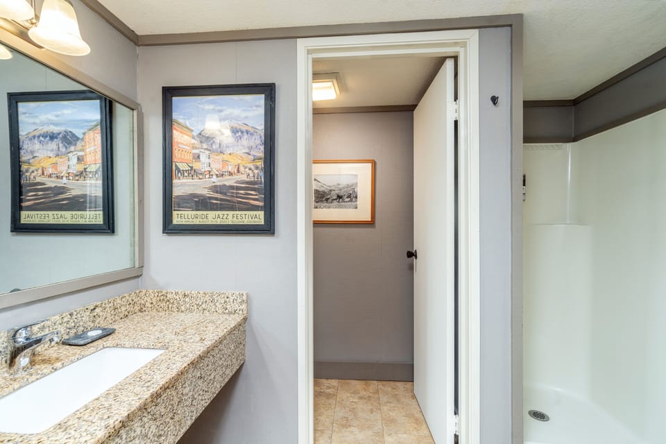 Room, 1 Bedroom | Bathroom | Towels, shampoo