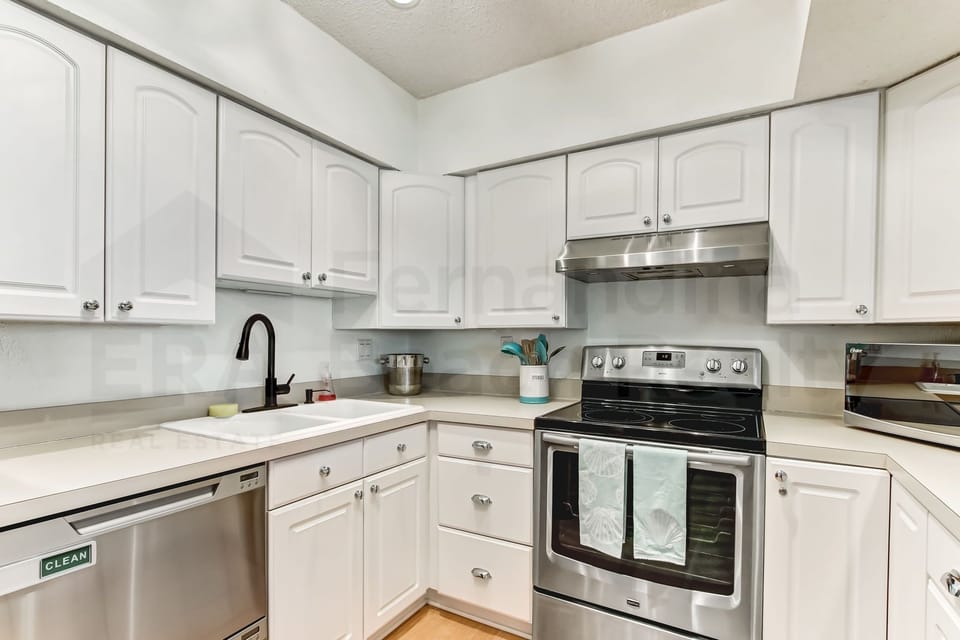 Condo, 3 Bedrooms | Private kitchen | Fridge, oven, coffee/tea maker, toaster
