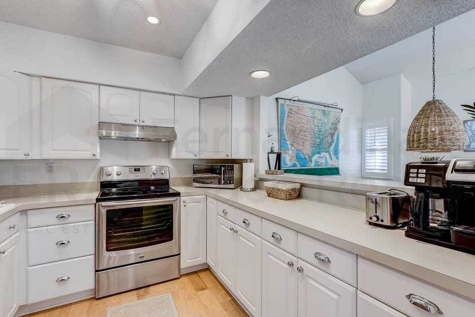 Condo, 3 Bedrooms | Private kitchen | Fridge, oven, coffee/tea maker, toaster
