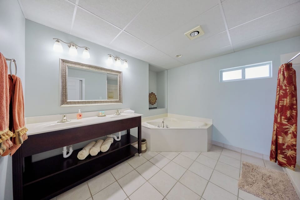 Combined shower/tub, hair dryer, towels