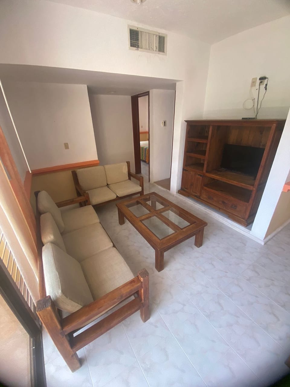 Deluxe Room | Living area | 19-inch flat-screen TV with cable channels