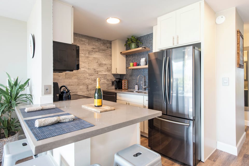 Luxury Studio, 1 Queen Bed with Sofa bed, Ocean View, Beachside | Private kitchen | Full-size fridge, microwave, oven, stovetop