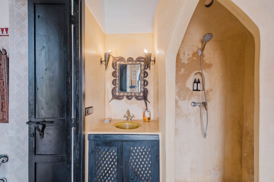 Standard Double or Twin Room | Bathroom | Shower, hair dryer, towels, shampoo