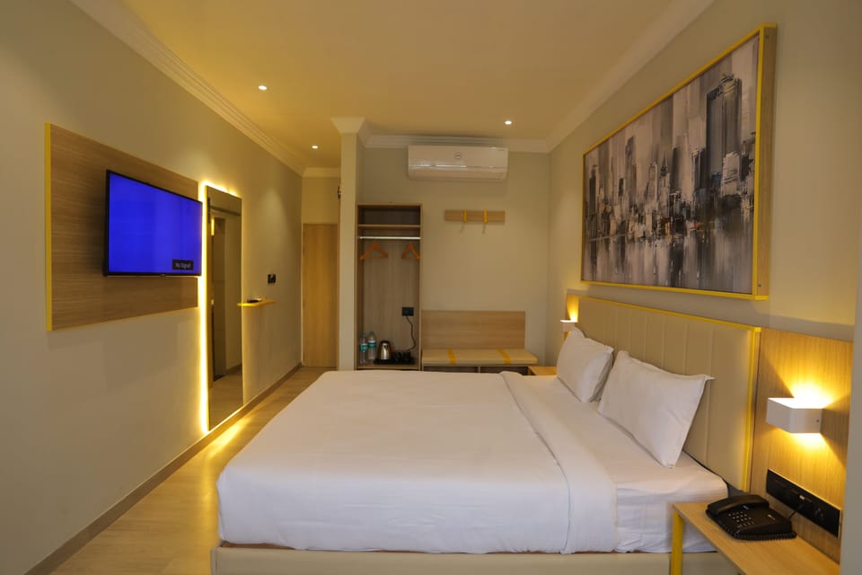 Executive Room | Desk, bed sheets