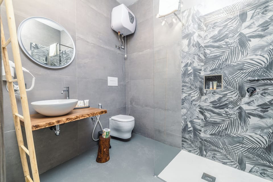 Junior Suite | Bathroom | Shower, hydromassage showerhead, free toiletries, hair dryer