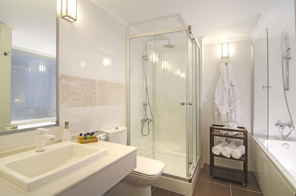Suite, Sea View | Bathroom | Free toiletries, hair dryer, towels, soap