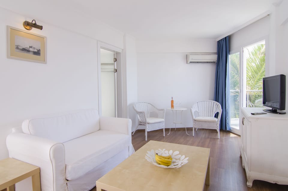 Suite, Sea View | In-room safe, blackout drapes, free WiFi, bed sheets