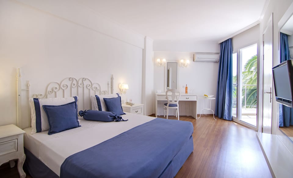 Suite, Sea View | In-room safe, blackout drapes, WiFi (free), bed sheets