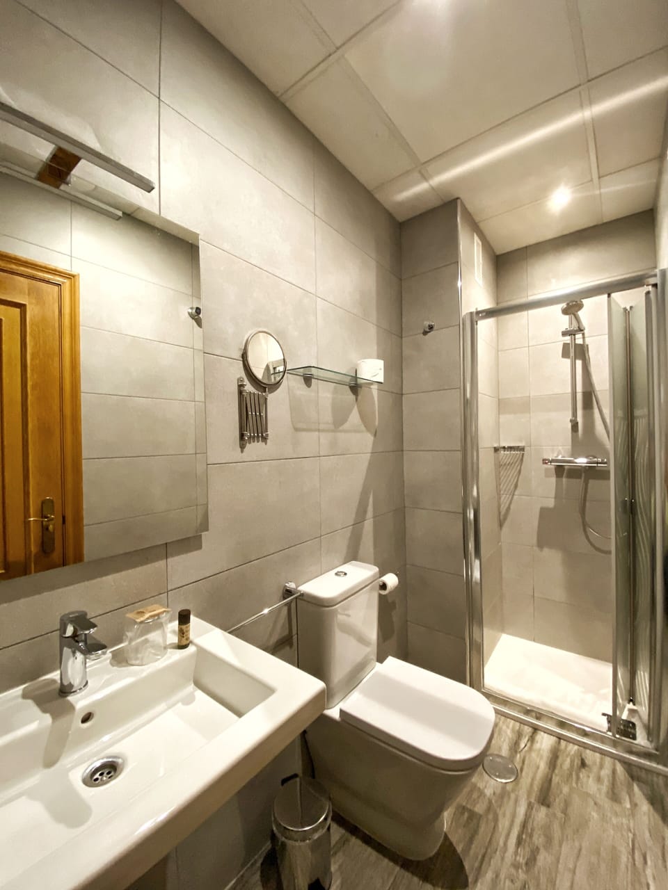 Single Room | Bathroom | Combined shower/tub, deep soaking tub, free toiletries, hair dryer
