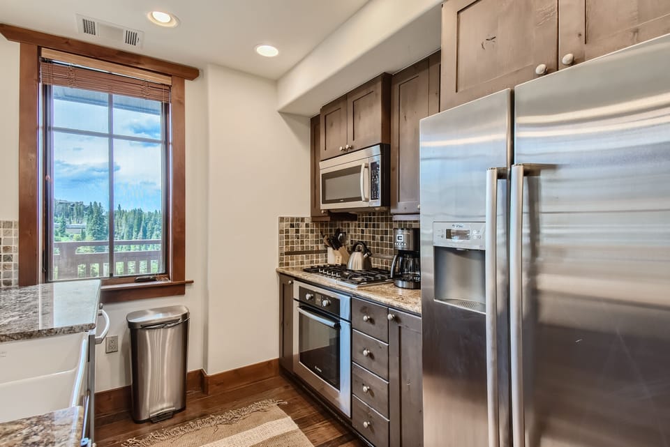Condo, 3 Bedrooms | Private kitchen | Coffee/tea maker, fridge, oven, toaster