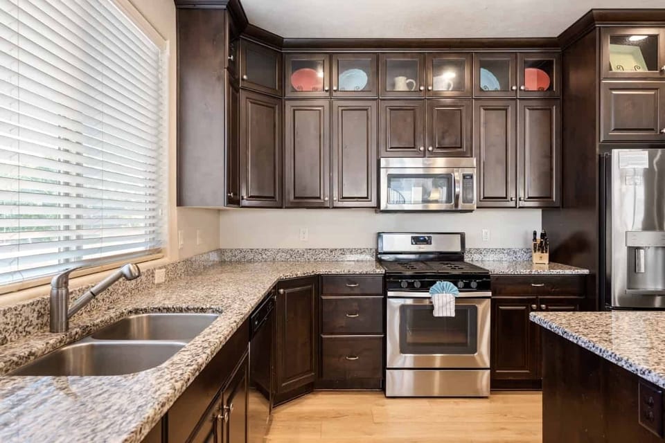 House, 6 Bedrooms | Private kitchen | Fridge, oven, coffee/tea maker, toaster
