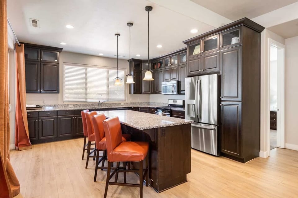 House, 6 Bedrooms | Private kitchen | Fridge, oven, coffee/tea maker, toaster