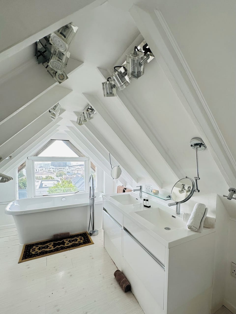 Luxury Double Room | Bathroom | Free toiletries, hair dryer, towels, soap