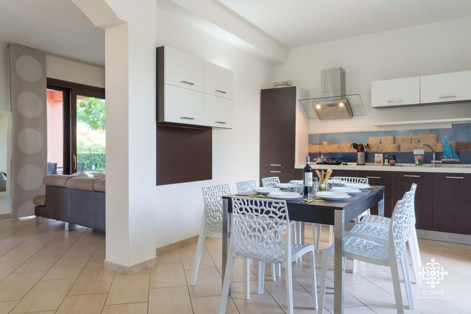 Deluxe Villa | Dining room
