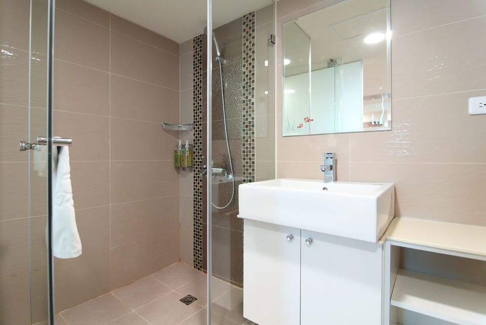 Quadruple Room | Bathroom | Shower, rainfall showerhead, free toiletries, hair dryer