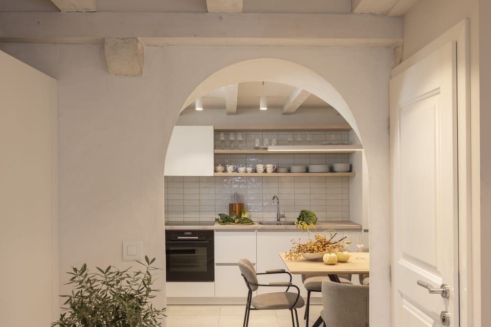 Deluxe House | Private kitchen | Full-size fridge, microwave, oven, dishwasher
