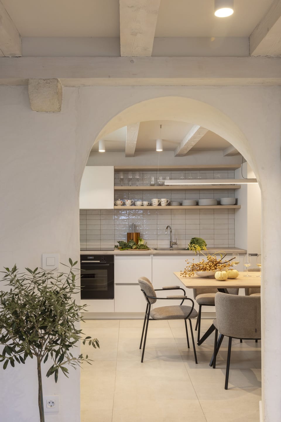Deluxe House | Private kitchen | Full-size fridge, microwave, oven, dishwasher