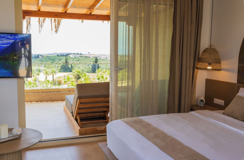 Luxury Single Room | Minibar, blackout drapes, soundproofing, iron/ironing board