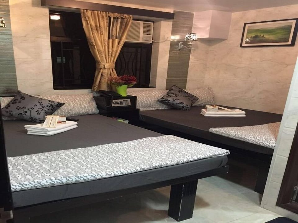 Family Room | In-room safe, free WiFi