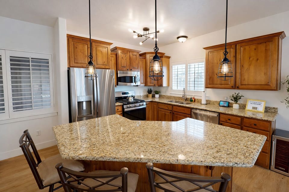 Condo, 3 Bedrooms | Private kitchen | Coffee/tea maker, fridge, oven, electric kettle
